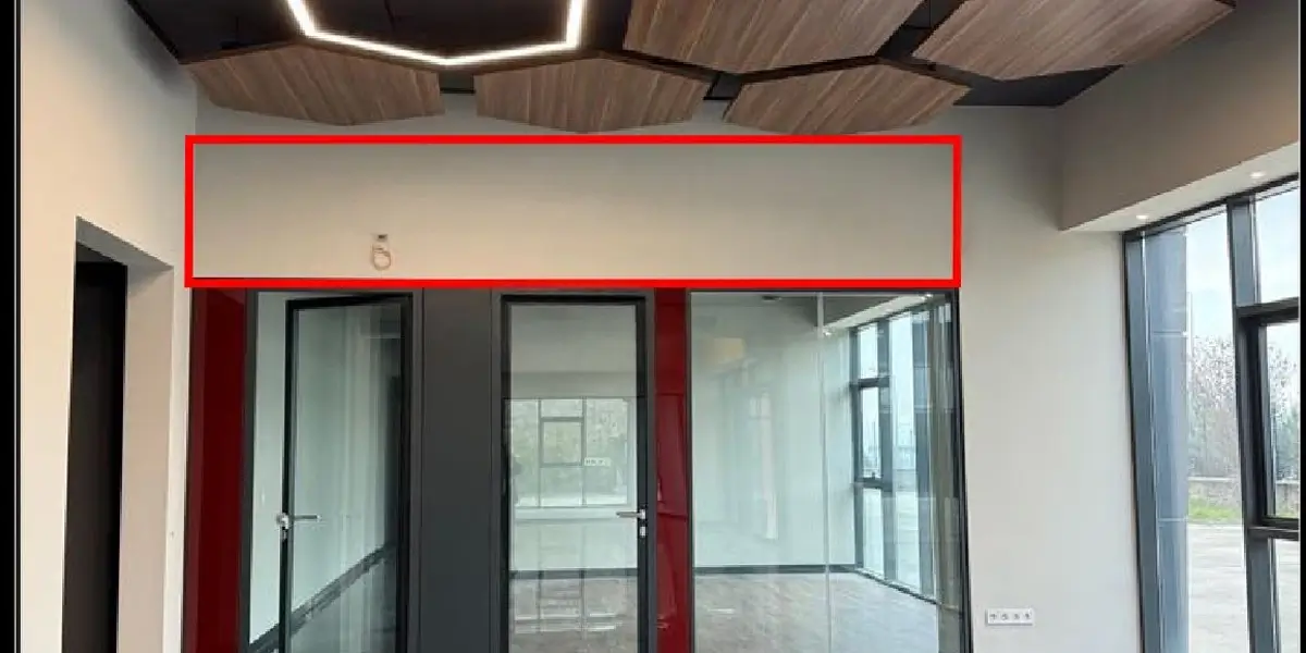Steel structure installation for a 4750 × 750 mm entrance LED screen in Turkey